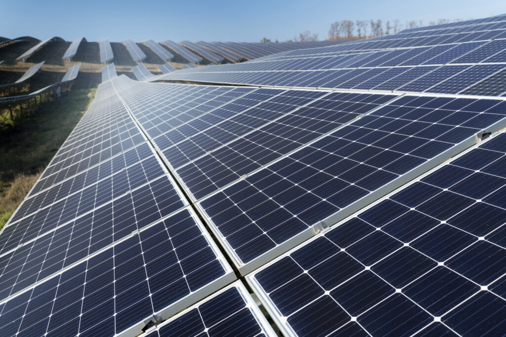 Centrale d'énergie alternative avec un alignement de panneaux solaires.